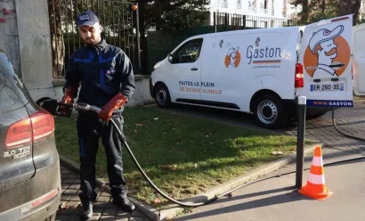 De nouveaux pompistes se déplacent pour faire le plein des véhicules