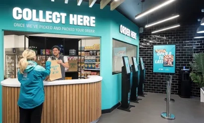 Deliveroo ouvre un magasin hybride, une forme de dark store en pleine lumière