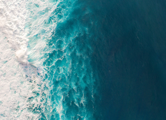 Vue aérienne des vagues de l'océan.