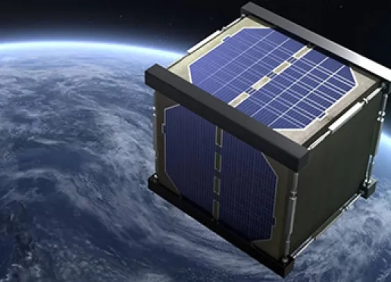 Satellite en bois en orbite autour de la Terre avec des panneaux solaires visibles