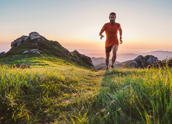 Homme faisant du trail running sur une montagne