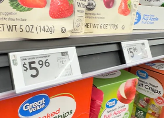 Nouvelles étiquettes de prix numériques sur une étagère d'un supermarché Walmart.