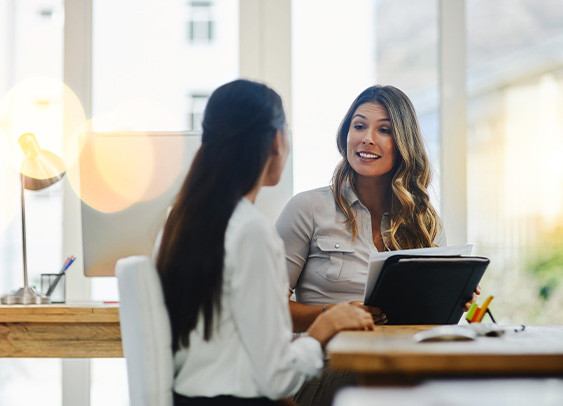 entretien d'embauche dans un bureau avec les ressources humaines et cv pour l'intégration dans l'entreprise.
