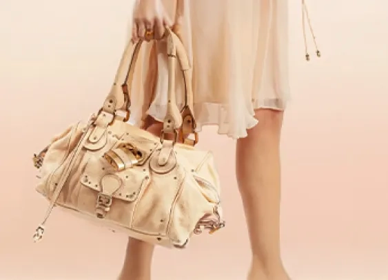Seconde main de luxe : Vestiaire Collective mise sur l’éducation client