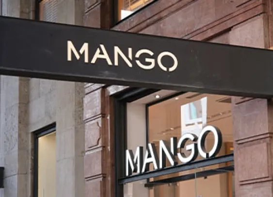 Vitrine d’un magasin Mango en façade de rue.