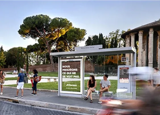 Arrêt de bus avec abri publicitaire JCDecaux