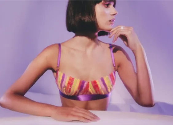 Modèle IA posant en haut coloré artistique