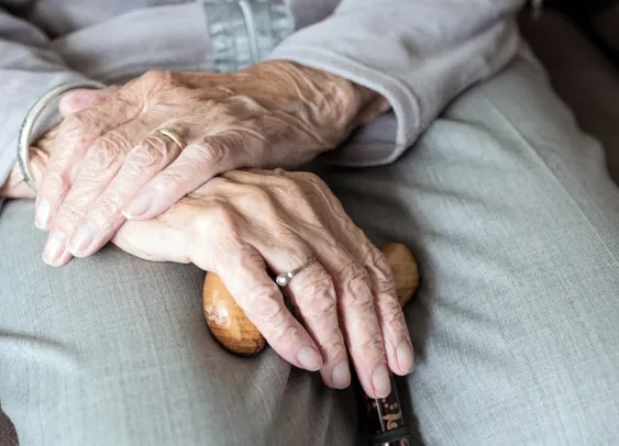 La Poste rend gratuit son service « Veiller sur mes parents »