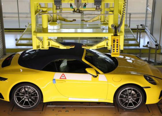 Les acheteurs d’une Porsche peuvent regarder sa fabrication en direct