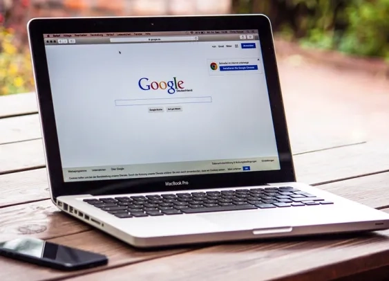 Moteur de recherche, Google devient aussi un moteur de réponse