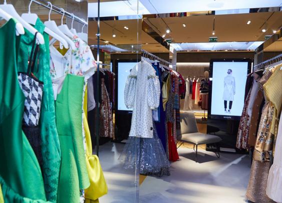 Le Bon Marché loue des vêtements de luxe avec Armarium