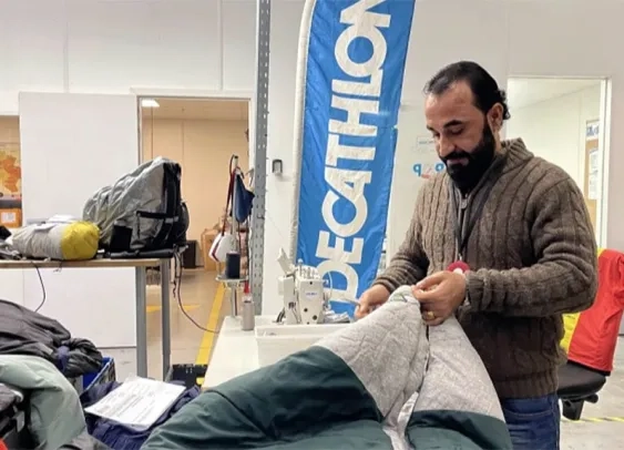 En Belgique, Decathlon répare les vêtements et les sacs de ses clients