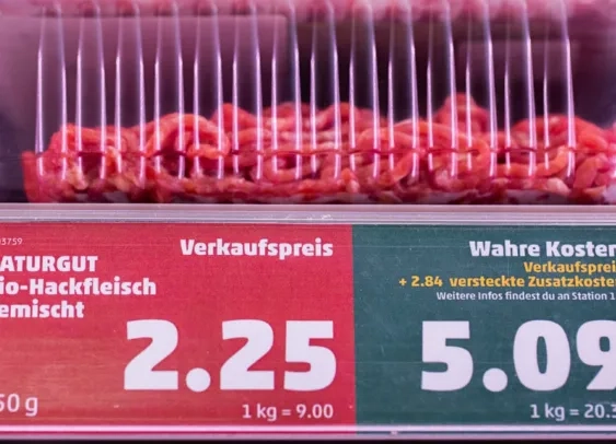 Un supermarché affiche le « vrai » prix environnemental des produits
