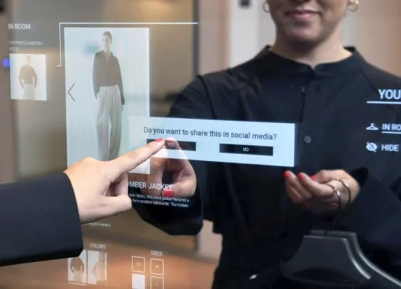 Cabines connectées et miroirs intelligents : H&M mise sur le shopping personnalisé