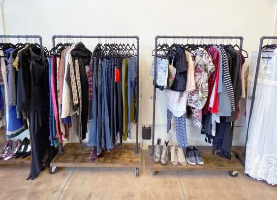 Louer un portant pour y vendre ses vêtements, la nouvelle tendance en vogue