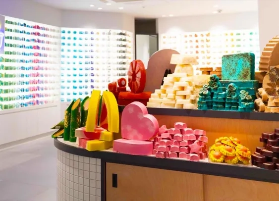 Lush ouvre un magasin où les produits n’ont ni emballage ni étiquette