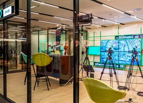Le Printemps inaugure un espace dédié à la création de podcasts et au live shopping