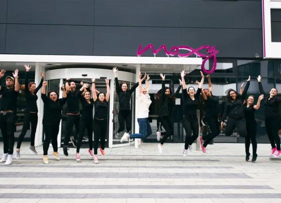 Les hôtels Moxy engagent des comédiens pour former leurs équipes