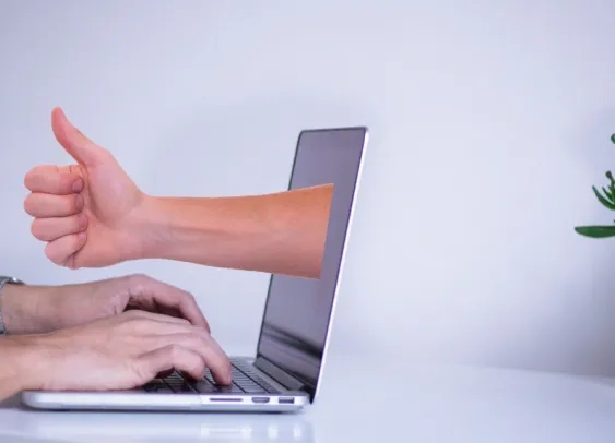 Comment Amazon lutte contre les faux avis clients