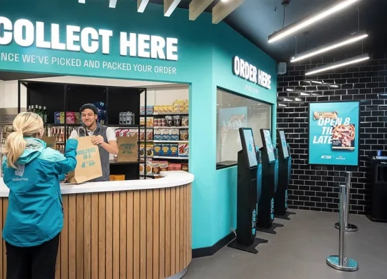 Deliveroo ouvre un magasin hybride, une forme de dark store en pleine lumière