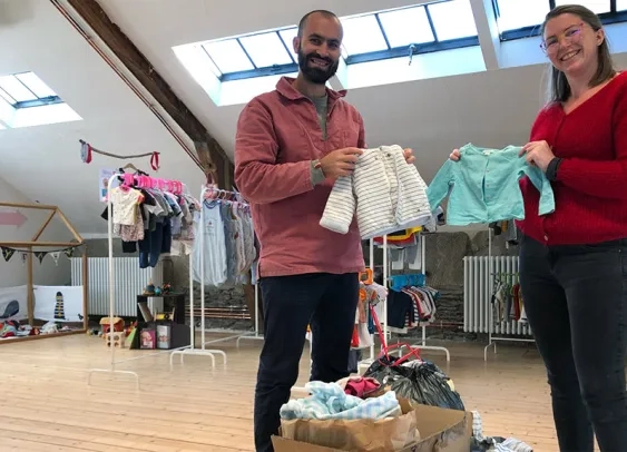 À Rennes, une boutique pour échanger entre parents des vêtements d’enfants