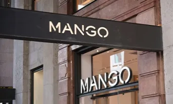 Vitrine d’un magasin Mango en façade de rue.