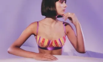 Modèle IA posant en haut coloré artistique